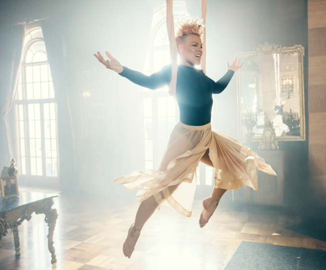 AliceThroughTheLookingGlass573127ea08e78RSPNB