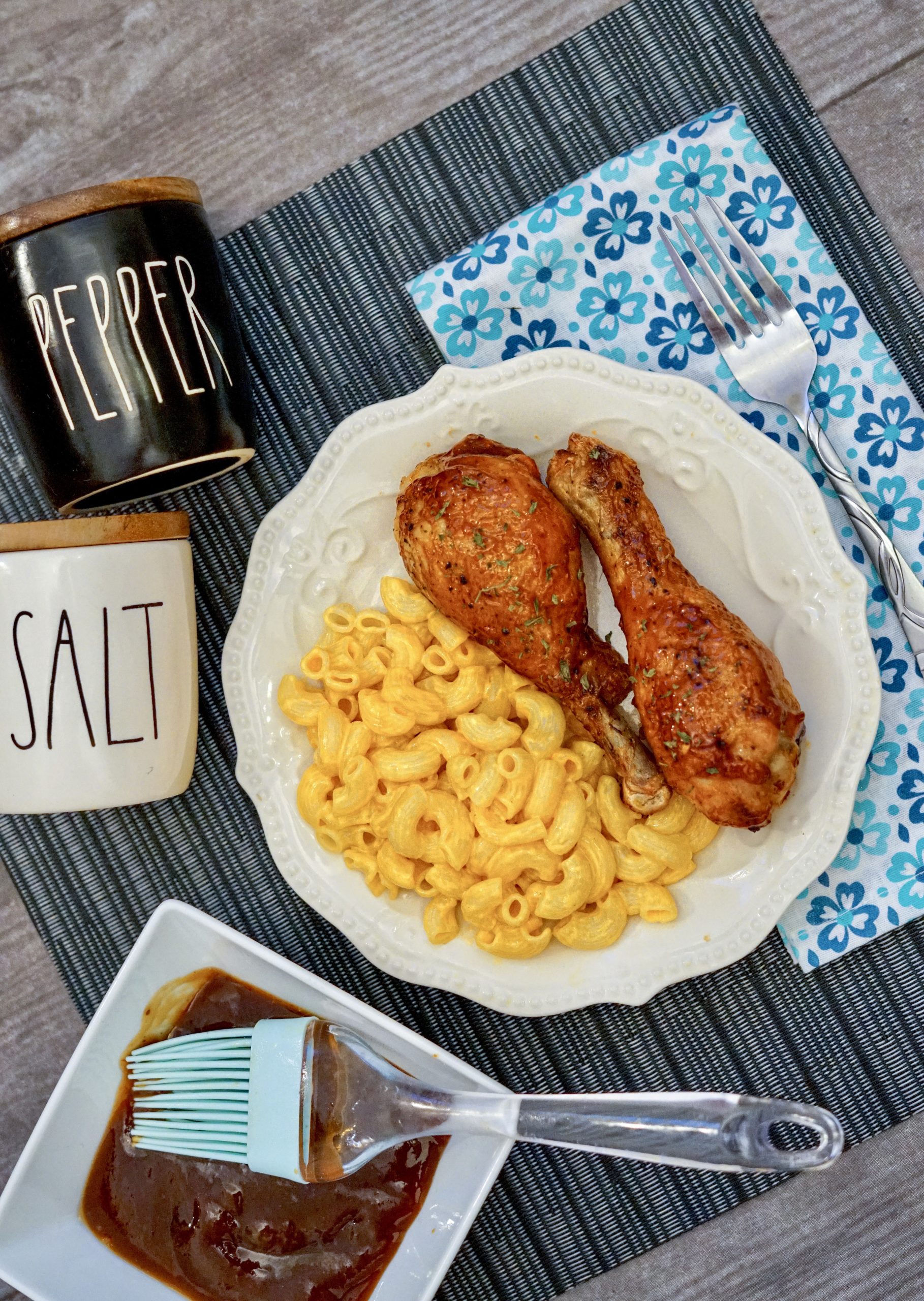 Cooked drumsticks and plated